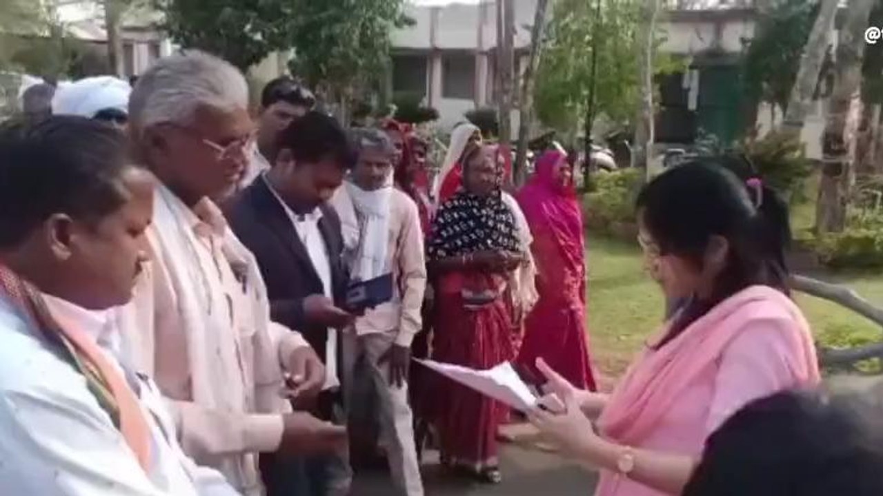 लखनादौन: सेल्समैन का तबादला रुकवाने पहुंचे ग्रामीण,जानिए वजह