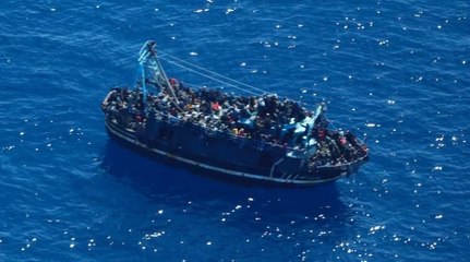 Thuyền trưởng bỏ trốn, tàu chở khoảng 400 người di cư lênh đênh trên Địa Trung Hải