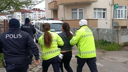 Kaza yapan sürücü kendini araca kilitledi, ekipler uzun süre uğraştı