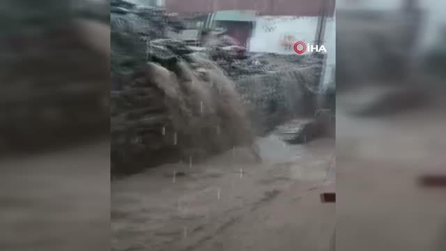 Sağanak yağış sonrası iş yerlerini su bastı, yollar zarar gördü