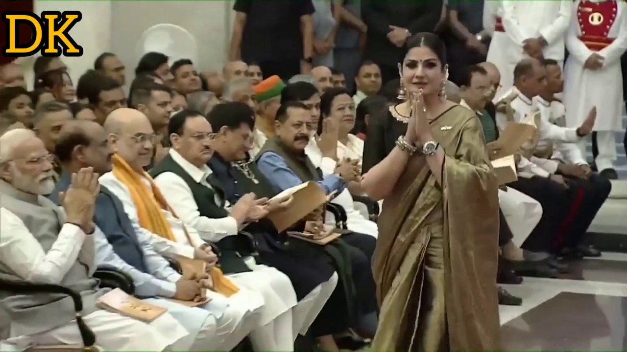 Most popular bollywood actress Ravina tandan receive award