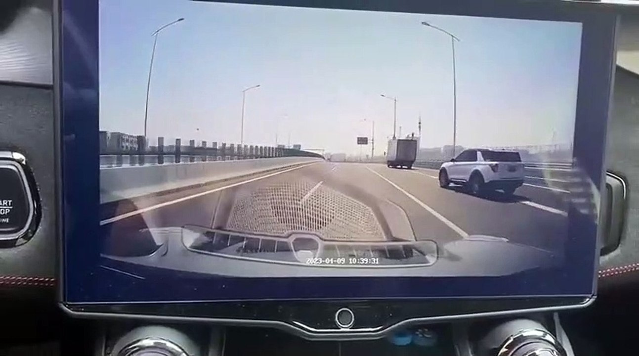 Un automobiliste force le passage et oublie qu'il faut ralentir