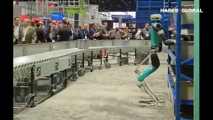 Bütün gün çalışan yorgun robot yere yığıldı