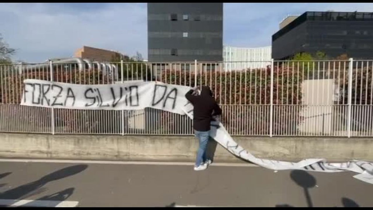 Per Berlusconi notte tranquilla. Nuovo striscione "Forza Silvio"