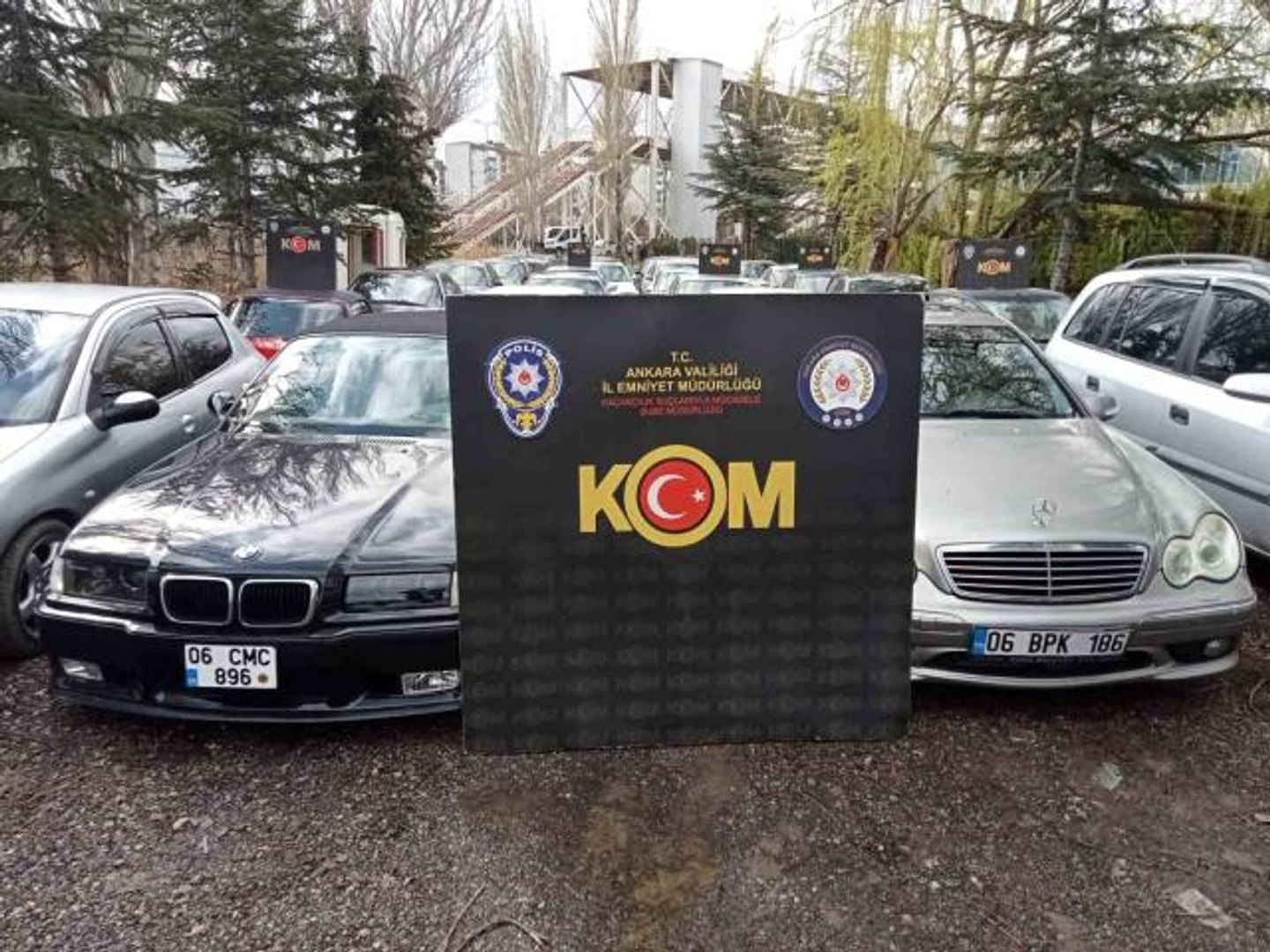 Bulgaristan'dan yaşa dışı yollarla getirdikleri araçların şasi numarasını  değiştirip 'change' yapan çeteye "Kontak" operasyonu - Dailymotion Video