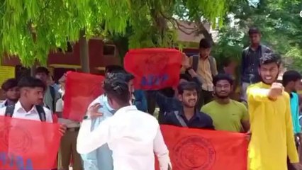 कासगंज: प्रवेश के नाम पर छात्रों से हो रही अवैध वसूली, देखें वीडियो