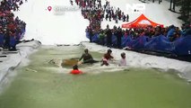 La Slush Cup: quindici canoe lanciate in un laghetto ghiacciato