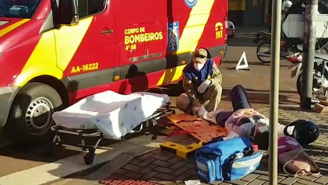 Motos se envolvem em colisão no Centro e duas pessoas ficam feridas