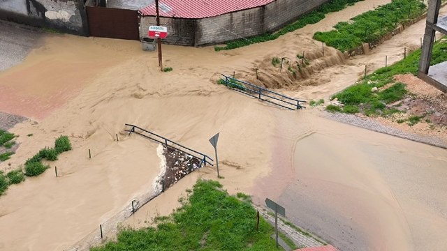 Diyarbakır’da sağanak; dere taştı