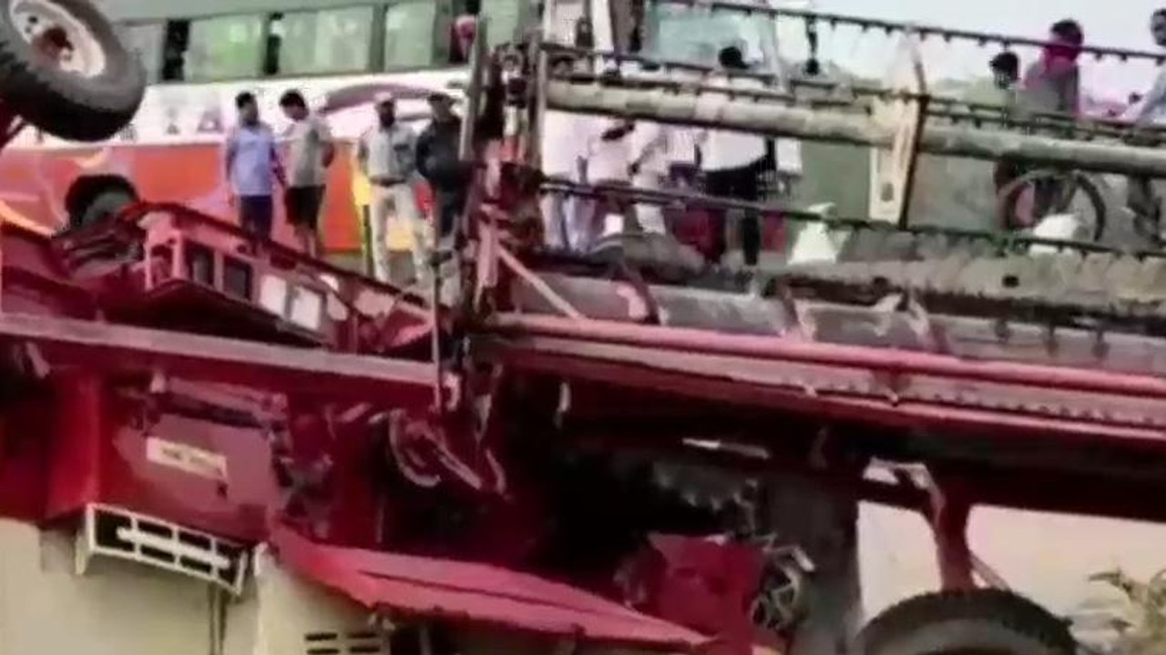 बक्सर: हार्वेस्टर के पलटने से उप चालक की मौत, परिजनों में मचा कोहराम