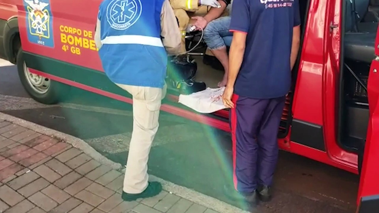 Yamaha Fazer e Cobalt se envolvem em colisão no Interlagos; Motociclista fica ferido