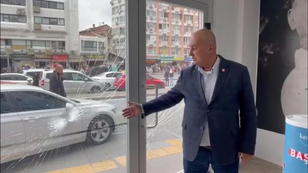 CHP Konak İlçe Seçim Bürosuna Taşlı Saldırı... İlçe Başkanı Akın Küçükoğullarından: "İlk İfadesinde 'Chp Olduğu İçin Camları Kırdım' Diyor.