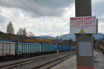 İKİ ÜNİVERSİTELİ, VAGON ÜZERİNDE VİDEO ÇEKERKEN ELEKTRİK AKIMINA KAPILARAK YARALANDI