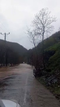 Dere taştı 60 kilometre karayolu trafiğe kapatıldı