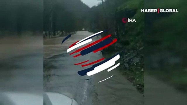 Munzur Çayı 3 noktada taştı; kara yolu ulaşıma kapatıldı