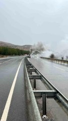 Bariyerlere çarpan araç alev aldı: 2 yaralı