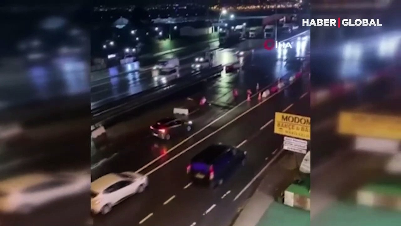 Yağmur nedeniyle kayganlaşan E-5 Karayolu’nda iki aracın çarpışma anı kameraya yansıdı