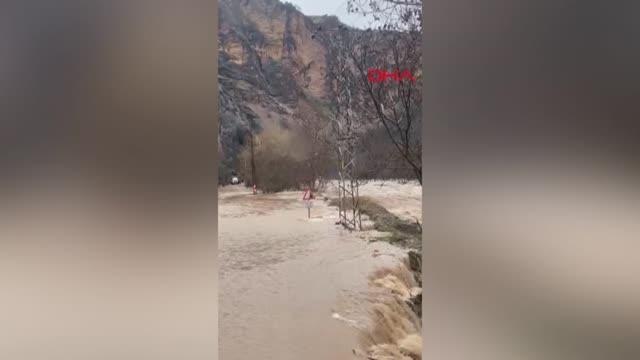 MUNZUR ÇAYI 3 NOKTADA TAŞTI; KARA YOLU ULAŞIMA KAPATILDI