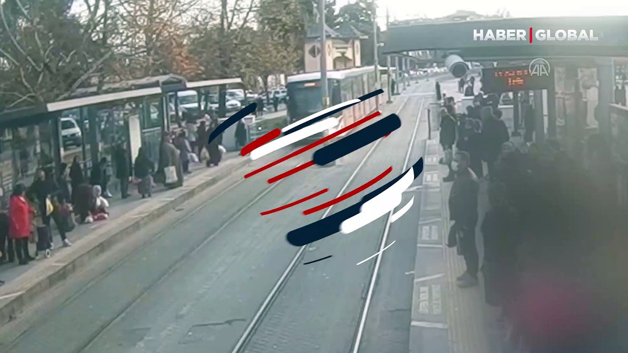 Yüreklerin ağza geldiği anlar! Güvenlik görevlisinin dikkati tramvayın yolcuya çarpmasını engelledi