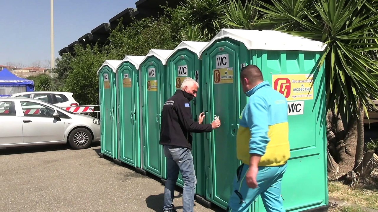 Catania, oltre 30 volontari per montare i due tendoni dove accogliere i migranti