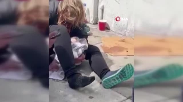 ABD'de bir kadın sokak ortasında doğum yaptı