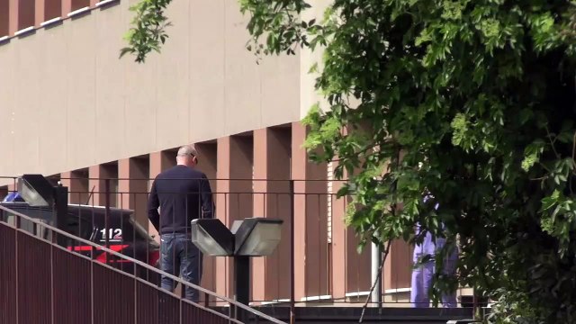 Ricovero Berlusconi, il figlio Luigi alza il pollice uscendo dalla clinica: Sta bene, sta bene