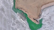 Çin'in En Büyük Dördüncü Tatlı Su Gölünün Buz Tutan Yüzeyi Baharın Gelişiyle Erimeye Başladı