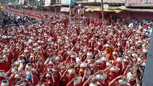 महात्मा ज्योतिबा फुले जयंती: यात्रा में उमड़ा श्रद्धालुओं का सैलाब