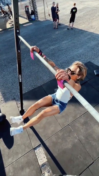 Brazilian Crossfit Athlete Carolinne Hobo #fitnesstome