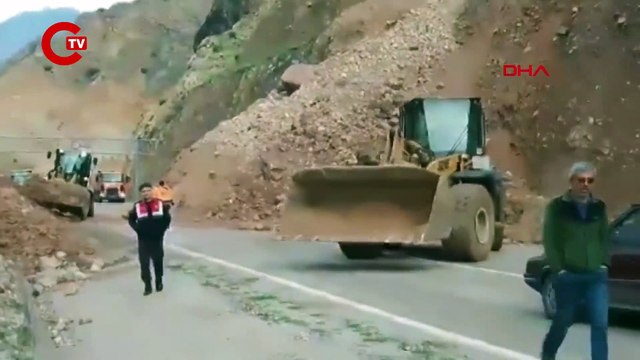 Artvin-Ardanuç kara yolunda heyelan: Yol ulaşıma kapandı!