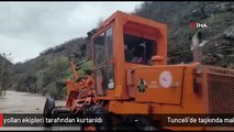 Tunceli'de taşkında mahsur kalan 11 vatandaş, kara yolları ekipleri tarafından kurtarıldı