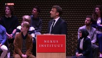 Emmanuel Macron interrompu par des étudiants dès le début de son discours sur l'Europe à La Haye, avant d'être évacués par les services de sécurité