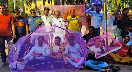 मच्छरदानी में बैठ कांग्रेस ने किया प्रदर्शन