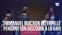 Pays-Bas: Emmanuel Macron interpellé au début de son discours à La Haye par des manifestants