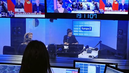 VIDEO - Emmanuel Macron interrompu au début de son discours à La Haye par des manifestants