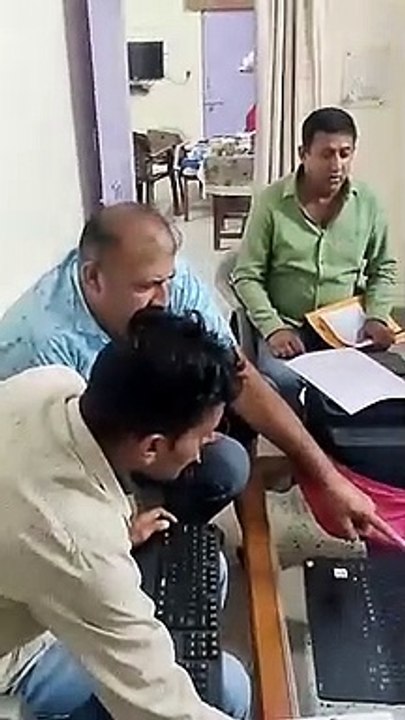 श्रमिकों से काम के बदले 35 हजार रिश्वत, डिप्टी...