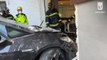 Un coche se empotra contra la fachada de una empresa en Madrid