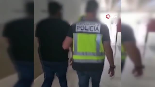 Aileleri çocuklarını ünlü takımlarda futbolcu yapacakları vaadiyle dolandıran 2 çete çökertildi