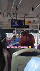 Chofer de bus coloca TV gigante en su vehículo