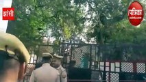 Video Story : झांसी पहुंचा अतीक अहमद का काफिला, पुलिस लाइन में रोका गया