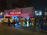 Cô gái điều khiển xe máy tông đuôi xe container đậu ven đường khi đang đi giao hàng