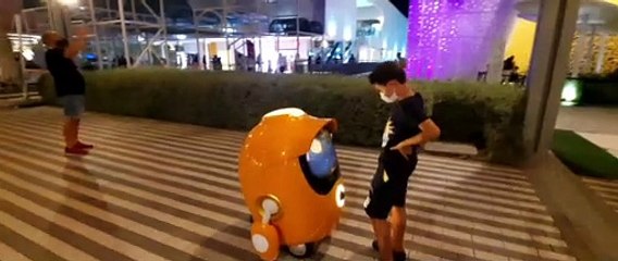 A cute little boy Hug the Robot !!! KIDSMS !!!