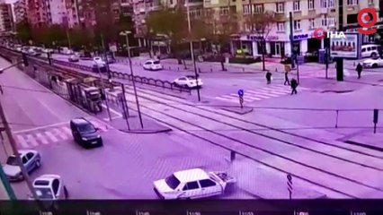 Dönüş yasağı bulunan kavşağa giren otomobilin kaza anı kamerada