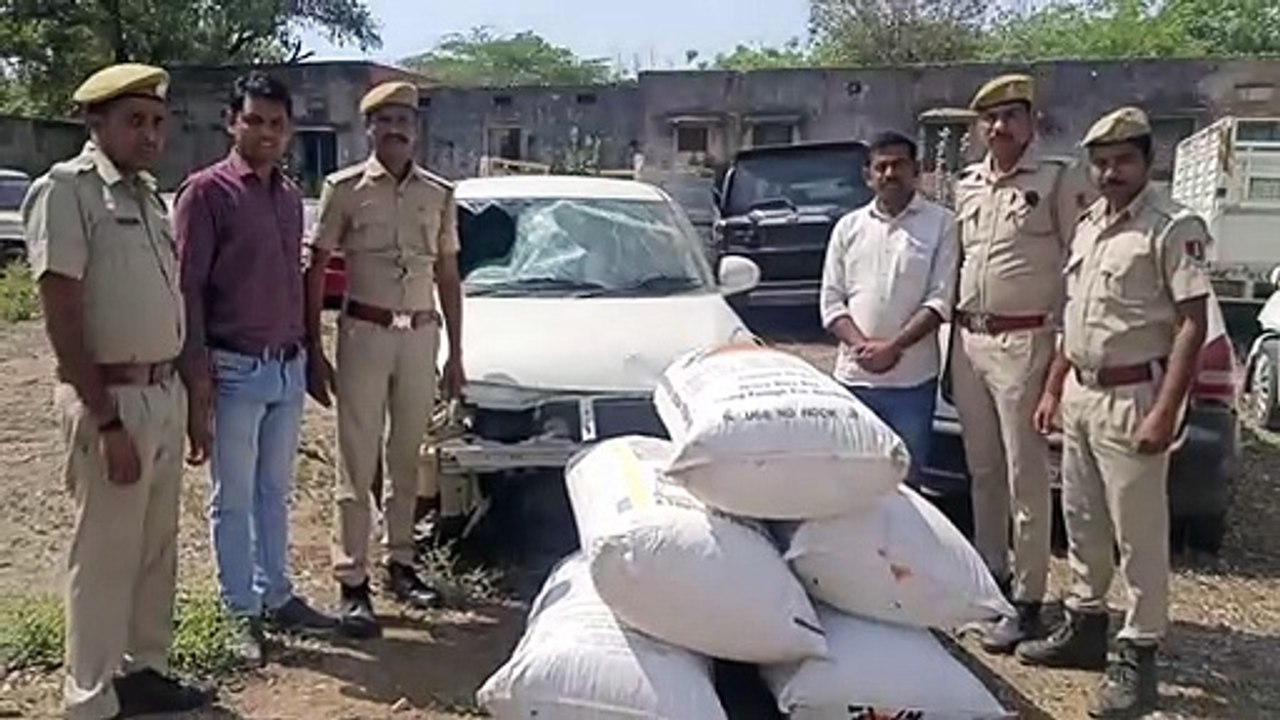 दस किमी पीछा किया, जंगल में कार छोड़ भागे तस्कर...