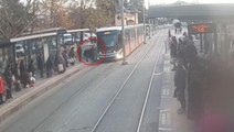 Yolcu, tramvayın altında kalmaktan güvenlik görevlisinin dikkati sayesinde kurtuldu