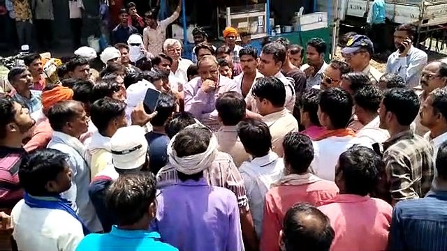 मंडी में 50 से लेकर 300 रुपए तक फिर गिरे गेहूं के दाम, किसानों ने कर दिया चक्काजाम