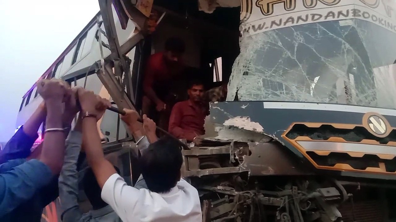 भोपाल जा रही नंदन ट्रेवल्स ट्रक में घुसी, ड्राइवर फसा, दर्जनों यात्री घायल