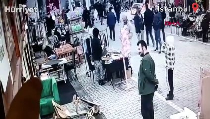 Eyüpsultan'da kendi oyaladı, masadaki telefonu çocuğa çaldırdı