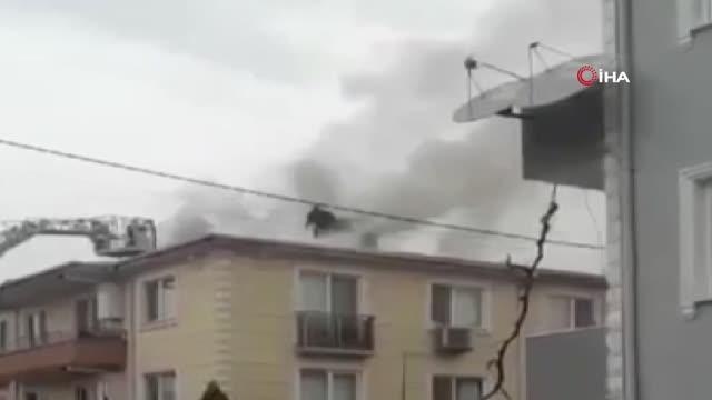 Yangında hayatını kaybeden itfaiye erinin düştüğü anlar ortaya çıktı