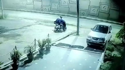 सीसीटीवी में कैद वारदात, चोर उड़ा रहा था कार, तभी हो गया कांड